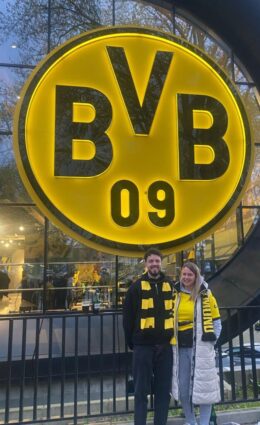 Borosen vor dem großen BVB Logo an der Fanwelt