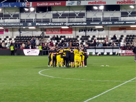 Abschlusskreis der Dortmunder U23 nach dem Sieg gegen den SC Verl