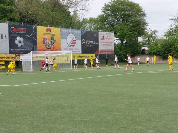 Bvb frauen gegen werther (2)