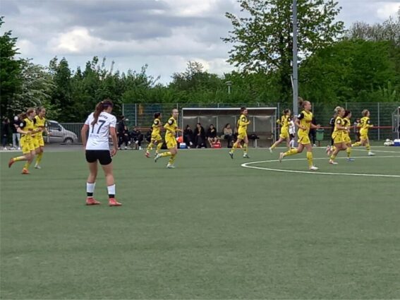 Bvb frauen gegen werther (3)