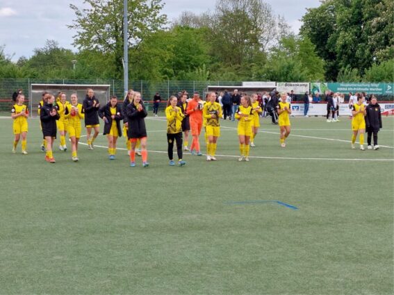 Die BVB Frauenmannschaft holt sich den verdienten Applaus in Werther ab