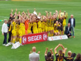 Die BVB Frauenmannschaft reckt den Westfalenpokal in die Höhe