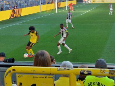 Adeyemi im Dribbling