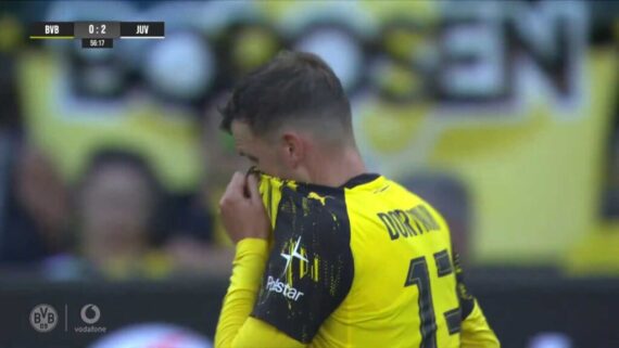 Pascal Groß vor dem Borosen Banner