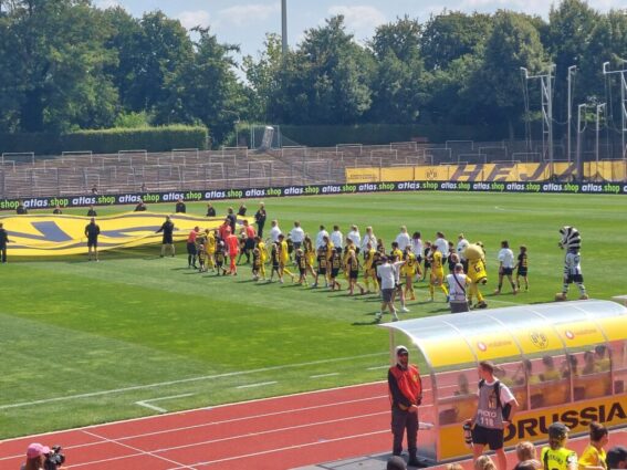 Einlauf der BVB Frauen gegen Juventus