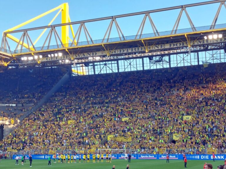 Saisoneröffnung 2526 südtribüne (2)