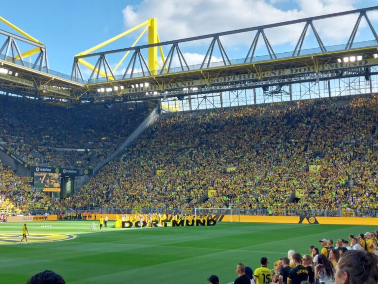 Saisoneröffnung 2526 südtribüne