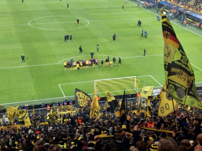 BVB Villareal Die Mannschaft feiert vor der Südtribüne