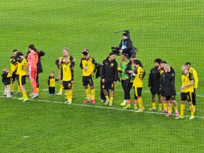 BVB Pauli Mannschaft vor der Südtribüne