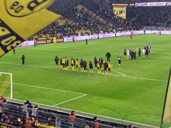 BVB SVW Mannschaft vor der Südtribüne