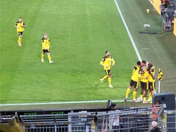 BVB SVW Torjubel Guirassy und BVB Mannschaft