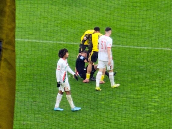 BVB Augsburg Schiedsrichter am Boden