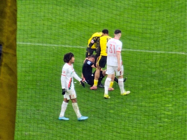 BVB Augsburg Schiedsrichter am Boden