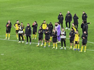 BVB Bayern Mannschaft vor der Südtribüne