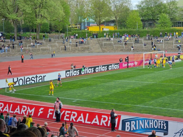 BVB Frauen Arminia Bielefeld Eckball zum Tor