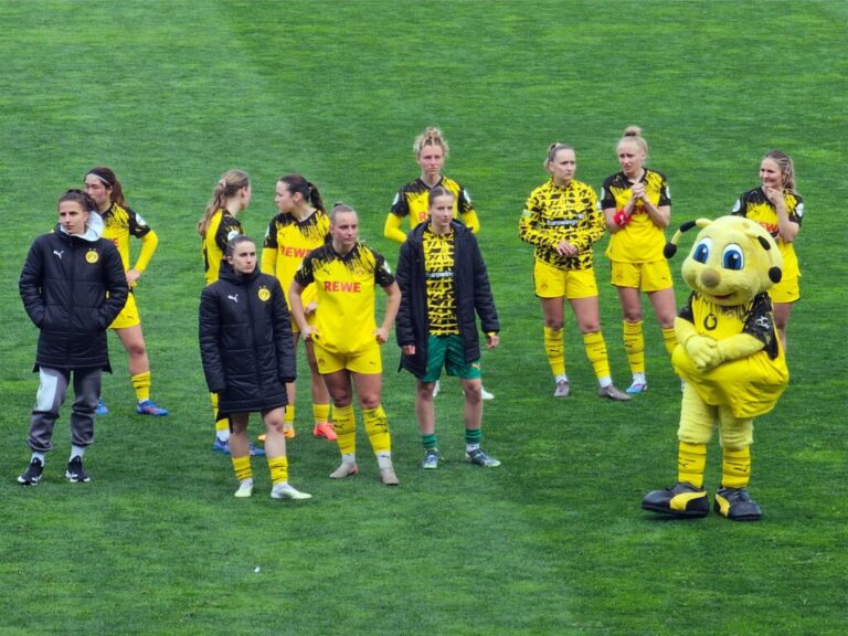 BVB Frauen Arminia Bielefeld Team holt sich Applaus