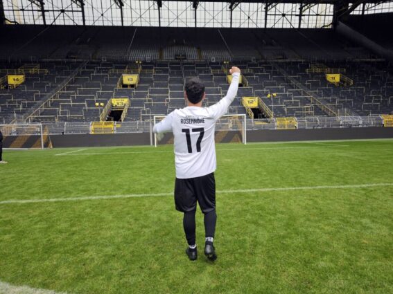 BVB Kleinfeldturnier Jugend Siegerpose vor der Südtribüne