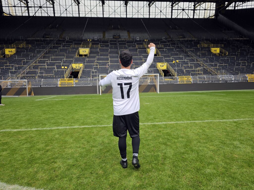 BVB Kleinfeldturnier Jugend Siegerpose vor der Südtribüne