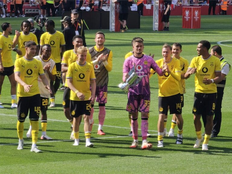Borussia Dortmund mit dem Emirates Pokal