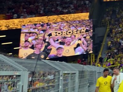 Die Borosen auf den Stadion Leinwänden des Westfalenstadions bei "You'll never walk alone"