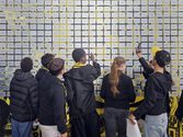 BVB SCP 01 Schüler innen suchen die Borosen Plakatte