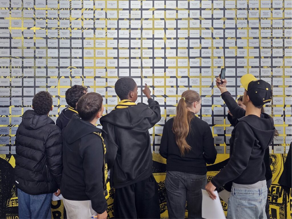 BVB SCP 01 Schüler innen suchen die Borosen Plakatte