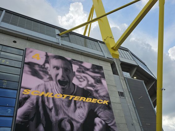 BVB SCP 02 Schlotterbeck an der Stadionfassade