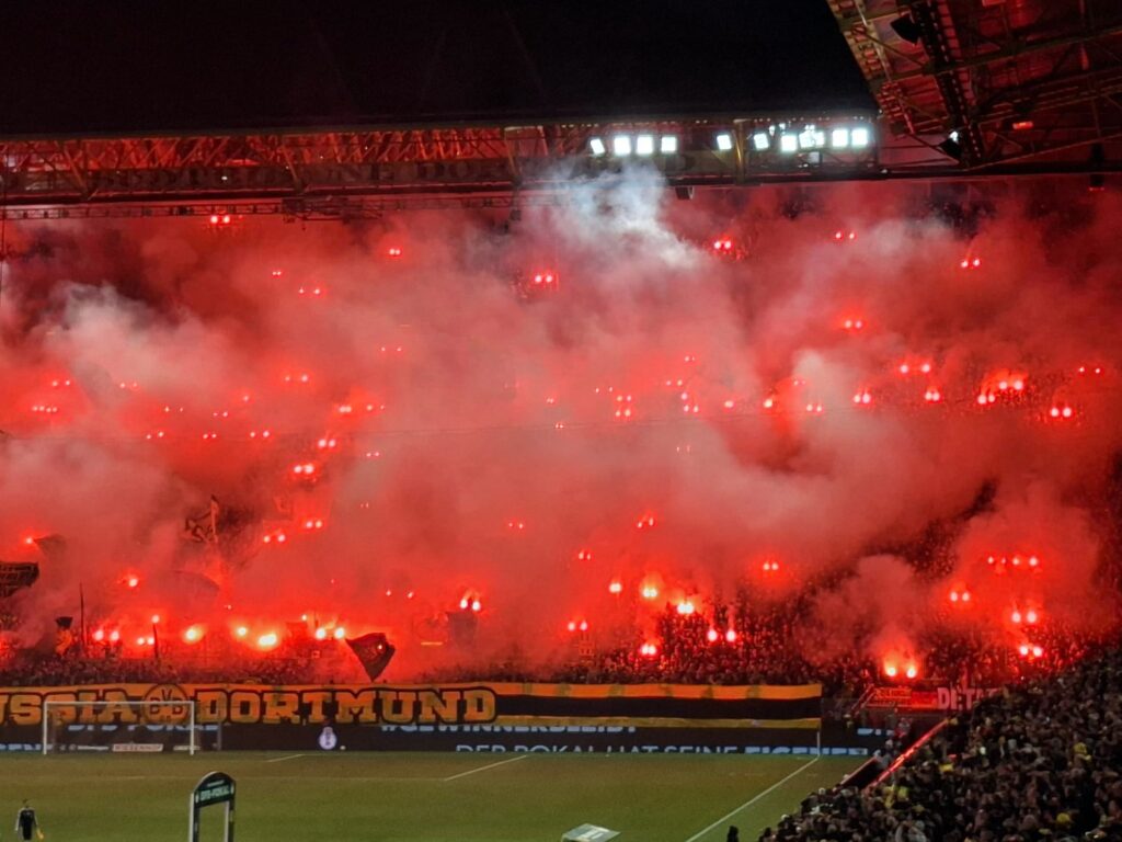 DFB Pokal BVB Bremen Pyro auf der Sübtribüne
