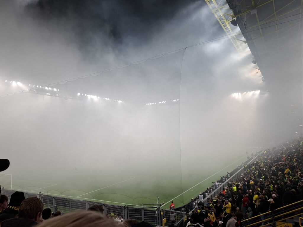 DFB Pokal BVB Bremen Pyronebel
