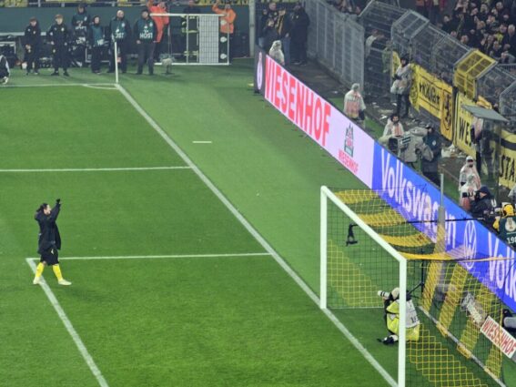 DFB Pokal BVB Bremen Sabitzer vor der Südtribüne